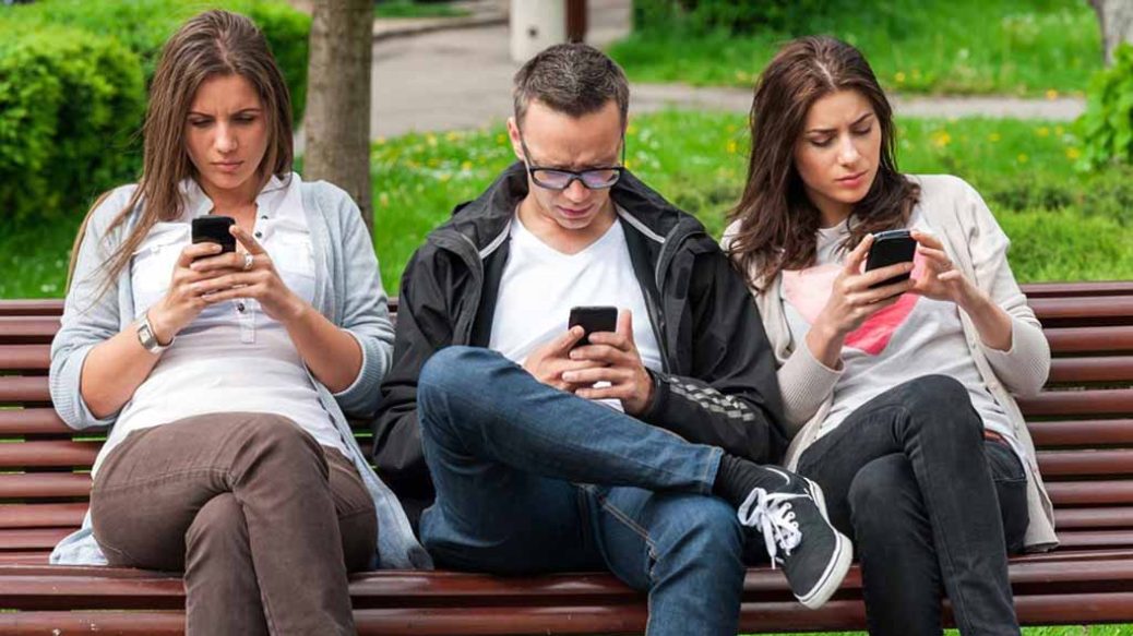 Περισσότερα κινητά, λιγότερη επικοινωνία
